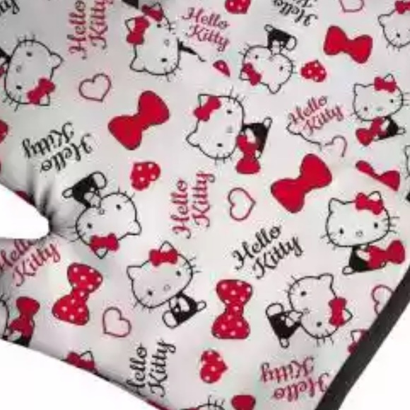 🔥CLEARANCE🔥Hello Kitty oven mitt and glove set - Picture 4 of 6